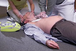 оказание первой помощи с использованием автоматических наружных дефибрилляторов