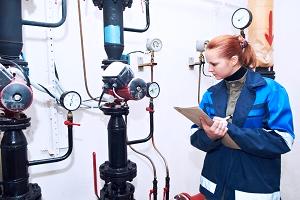 персонал, обслуживающий трубопроводы пара и горячей воды