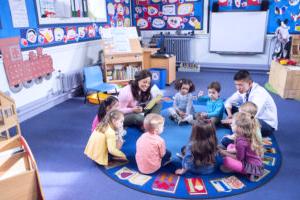 помощник воспитателя