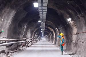 право технического руководства взрывными работами в подземных выработках и на поверхности рудников, не опасных по газу и пыли